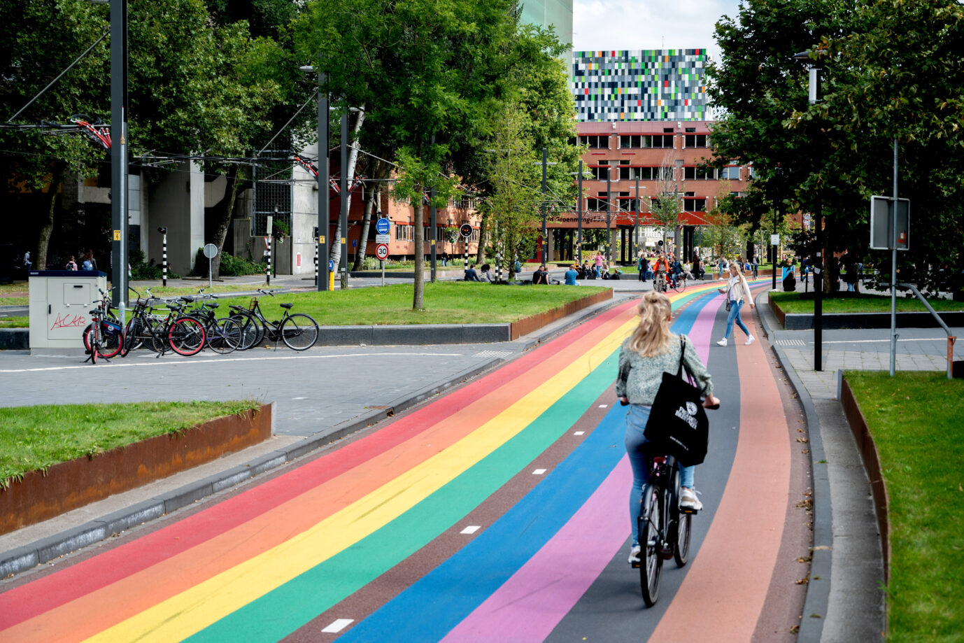 20.09.2021, Niederlande, Utrecht: Ein Radweg in den Farben eines Regenbogens führt durch den Science Park Utrecht. Der über 570 Meter lange bunte Radweg wurde im Juni 2021 eingeweiht. Foto: Hauke-Christian Dittrich. 90 Prozrnt der politisch relevanten Studien sind links.