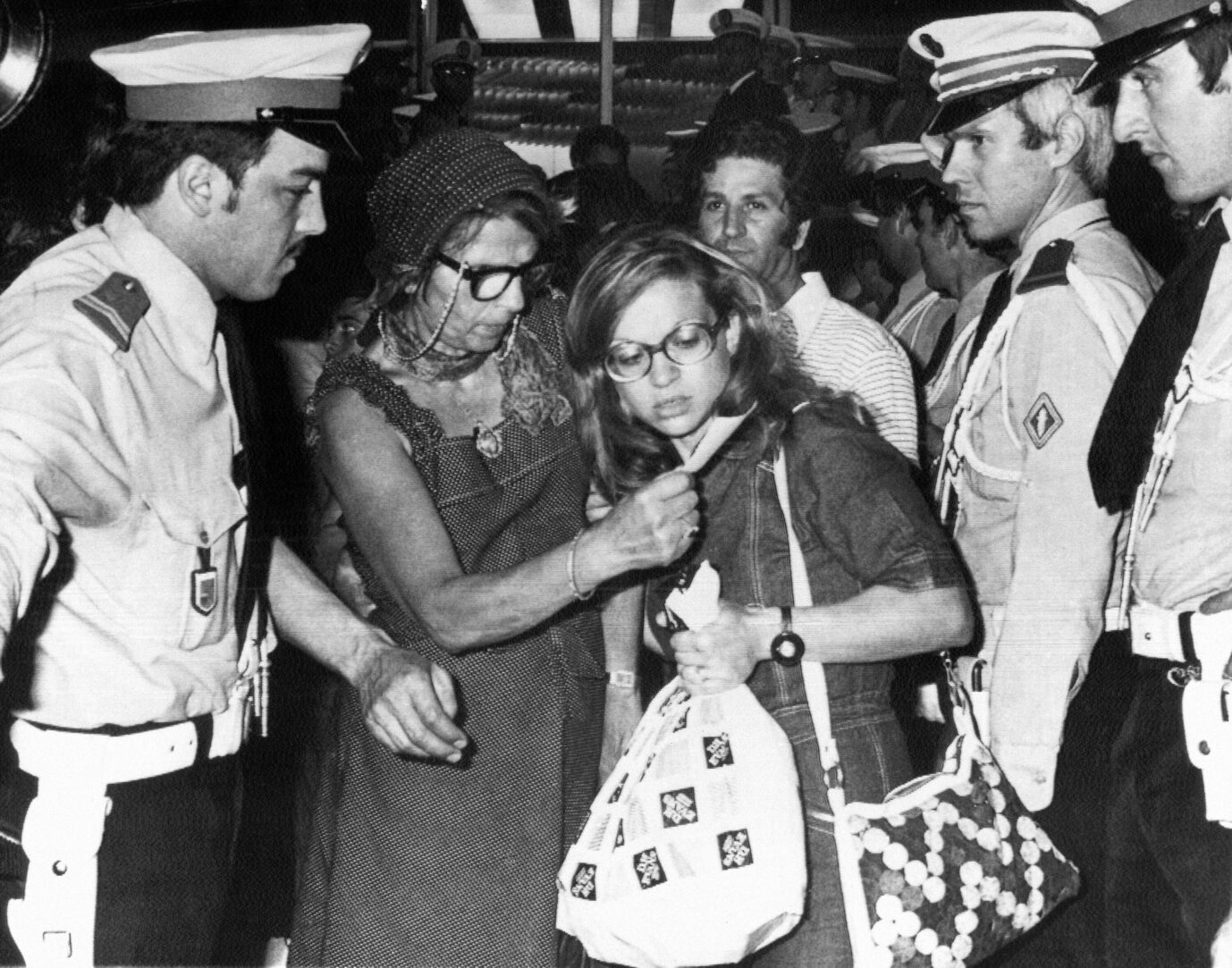 Nervenkrieg von Entebbe: Freigelassene französische Geiseln kommen in Paris an.