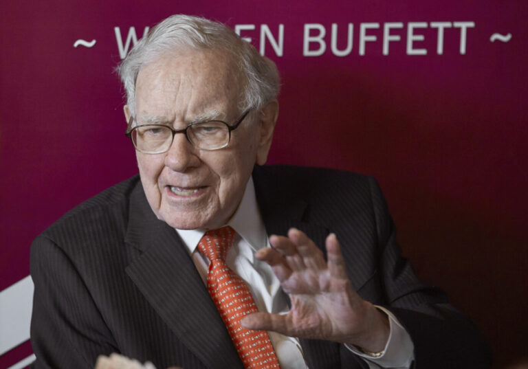 Überweist erst an Gates, wenn alle Epstein-Vorwürfe aufgeklärt sind: US-Investor Warren Buffett. Foto: picture alliance / ASSOCIATED PRESS | Nati Harnik