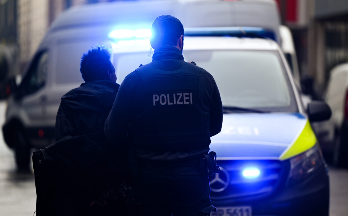 Zwei Polizisten und ein Streifenwagen in Hessen (Symbolbild): Sieben Bandenübergriffe auf Schwule beschäftigen derzeit die Ermittler. (Themenbild)
