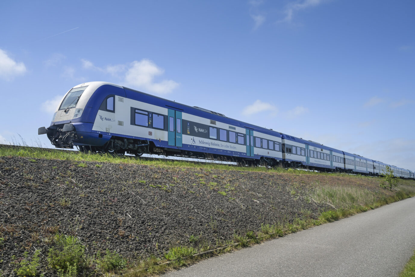 Sylt-Shuttle Nahverkehrsverbund Schleswig-Holstein NAH.SH, Gleis, Hindenburgdamm, Sylt, Schleswig-Holstein, Deutschland
