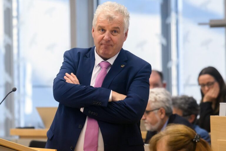 Guido Heuer (CDU) spricht im Landtag zu den Abgeordneten und steht dabei mit verschränkten Armen hinter dem Rednerpult. Am Morgen gab der Ministerpräsident des Landes Sachsen-Anhalt eine Regierungserklärung ab. Er ist gegen die Brandmauer zur AfD.