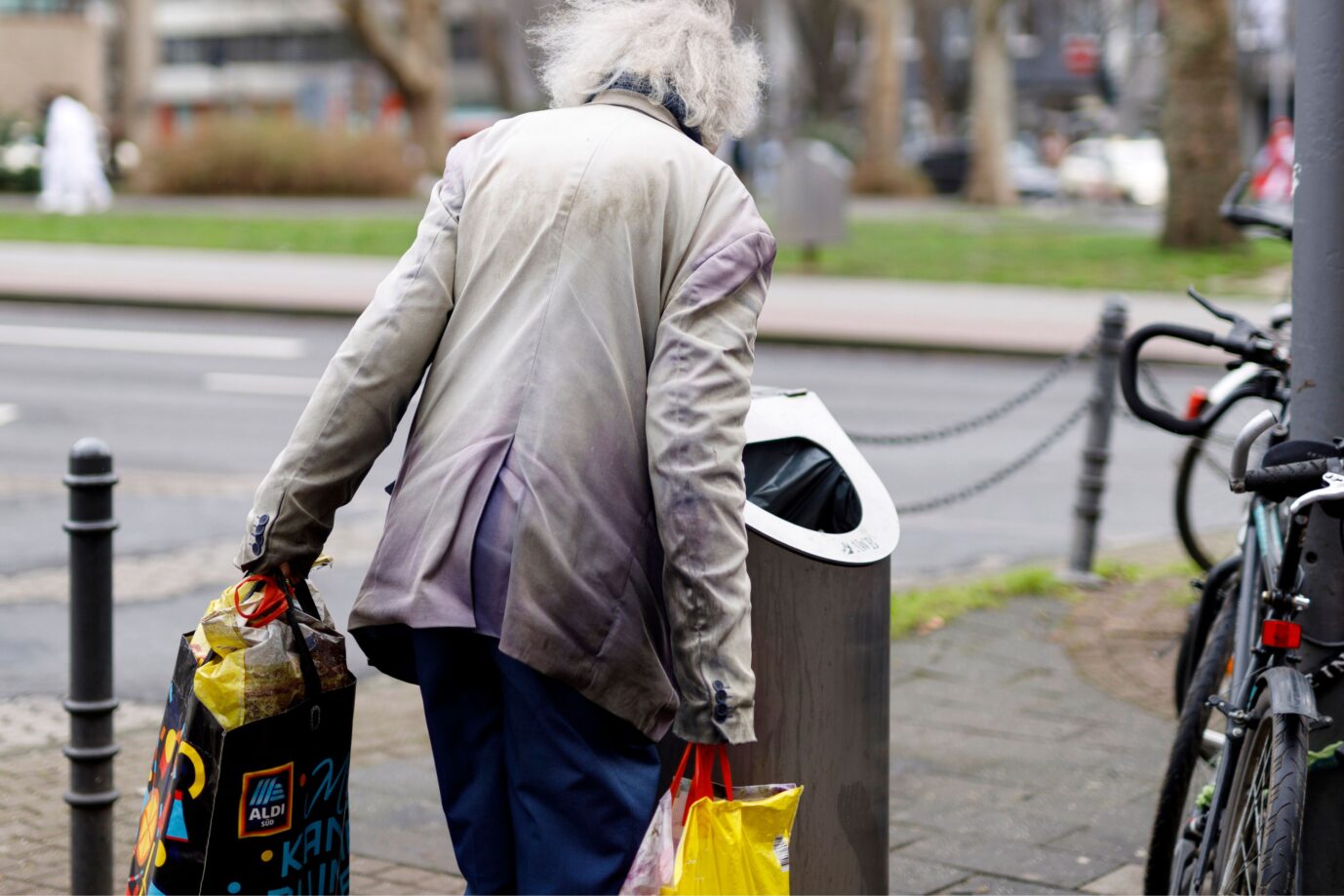 Das Bild zeigt einen Flaschensammler in Köln, der im Rentenalter ist. Es ist ein Symbolbild für einen journalistischen Text über das Renteneintrittsalter, das Rentenniveau und Beamtenpensionen.