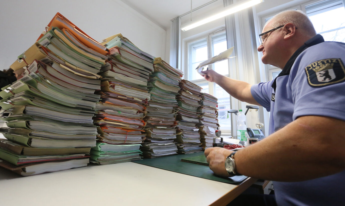 Lutz Ottenberg, Mitarbeiter des Berliner Sozialgerichts, nimmt am 14.01.2014 in der Posteingangsstelle des Sozialgericht in Berlin Akten entgegen. Das Sozialgericht informierte auf einer Pressekonferenz über die Bilanz der Hartz-IV-Klagen aus dem Jahr 2013. Foto: Stephanie Pilick/dpa