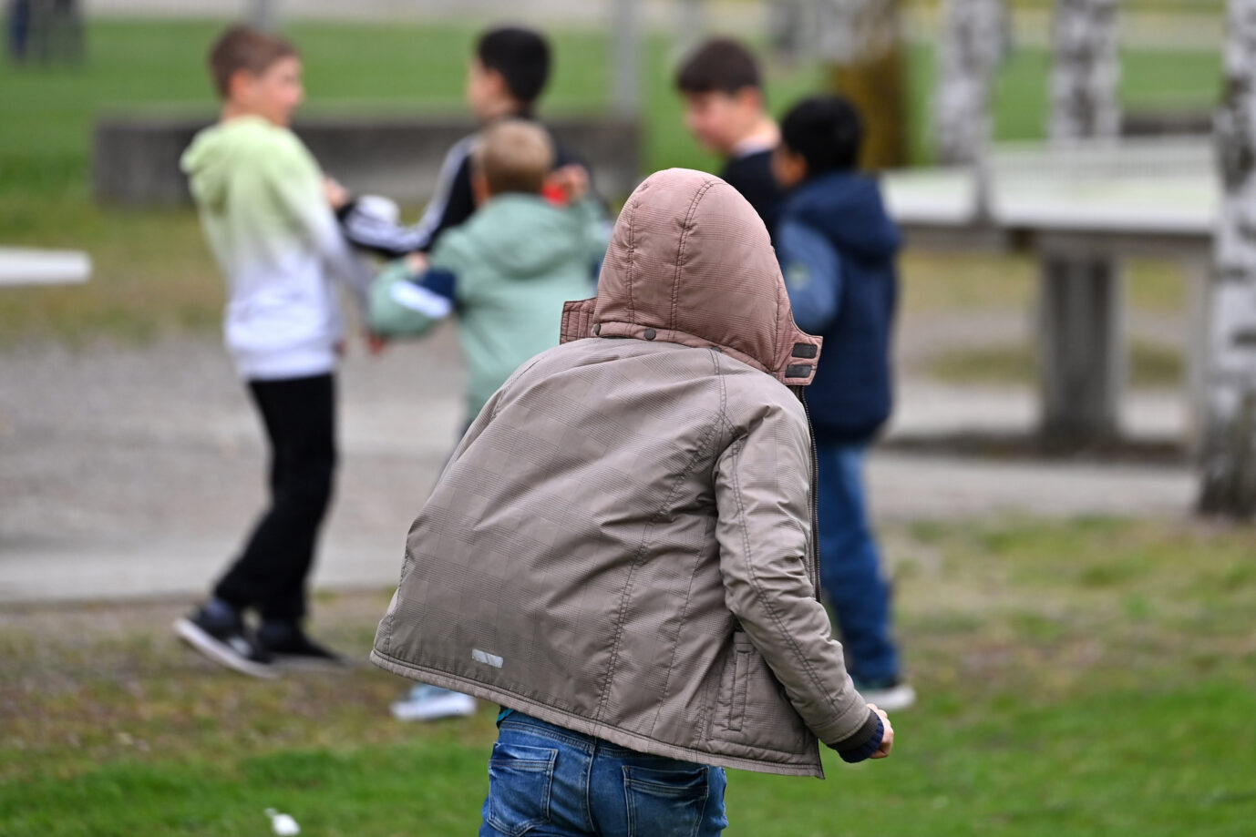 Grundschueler,Schueler halten sich in der grossen Pause auf dem Schulhof einer Grundschule auf und tollen herum. Syrer und Afghanen haben in Bayern einen Mitschüler gequält.