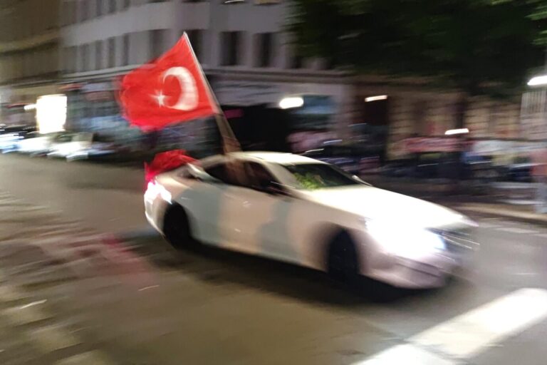 Türken-Kolonne nach dem Sieg in der Fußball-EM 2024: Nach dem Aufprall beleidigte er Zeugen. Foto: picture alliance / dts-Agentur | -