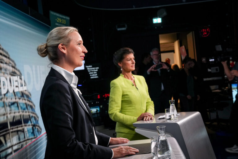 Alice Weidel (l), Partei- und Fraktionsvorsitzende der AfD, und Sahra Wagenknecht, Parteivorsitzende von BSW und Bundestagsabgeordnete, stehen an ihren Rednerpulten zu Beginn des TV-Duell bei dem Nachrichtensender Welt-TV.