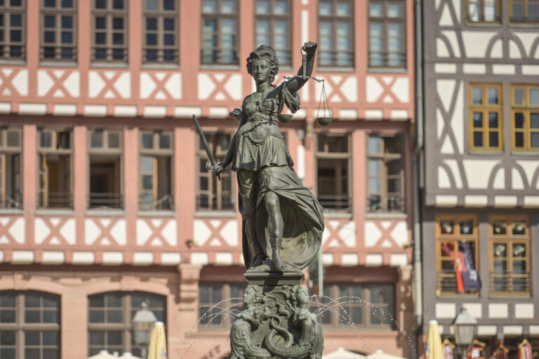 Justitia, hier am Gerechtigkeitsbrunnen in Frankfurt am Main, solle in Deutschland unparteiisch sein, fordern die Generalstaatsanwälte.