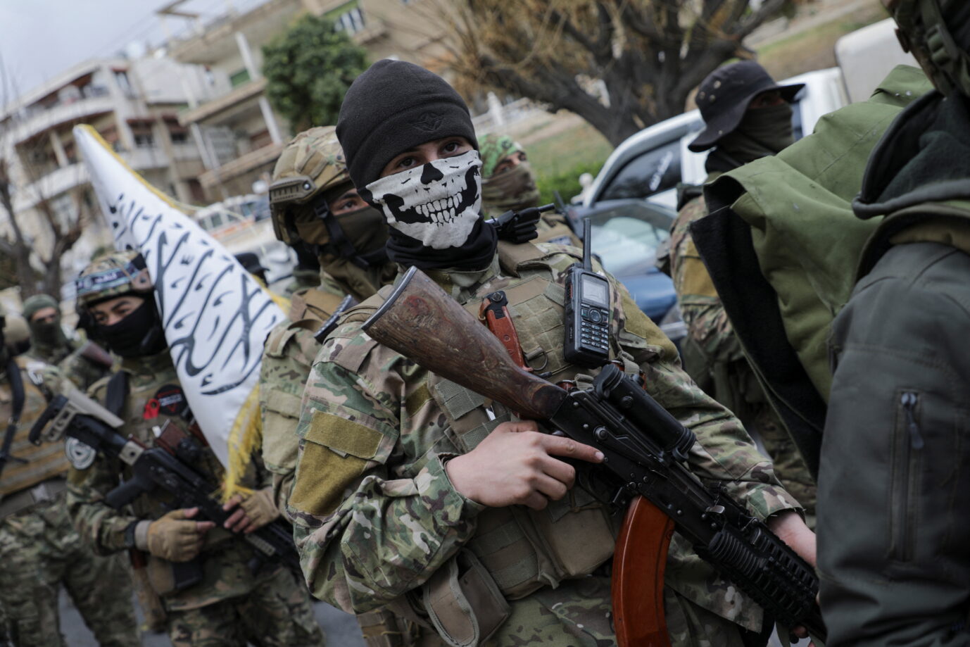 Ein Teil der Hay’at Tahrir al-Sham veranstaltet in Damaskus eine Militärparade: AfD-Bundestagsabgeordneter Brandner sieht ein Versagen der Innen- und Sicherheitspolitik. Foto: picture alliance / REUTERS | Khalil Ashawi. Ahmed al-Scharaa. Der Islamist war nicht immer in feinem Anzug und mit getrimmtem Bart als Syriens Präsident in der ganzen Welt unterwegs. Islamisten kamen teilweise aus Deutschland.