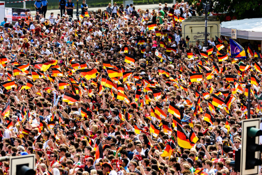 Empfang der deutschen Nationalmannschaft an der Fanmeile am Brandenburger Tor am 15.07.2014 in Berlin. Nach 1954, 1974 und 1990 ist Deutschland mit einem Sieg über Argentinien zum vierten Mal Weltmeister geworden. Foto: picture alliance / Robert Schlesinger