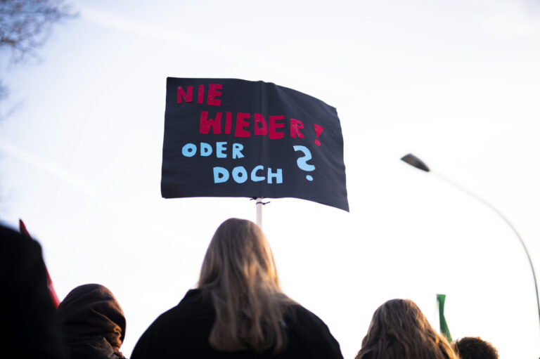 19.02.2025 - Demonstration für die Brandmauer in Vechta: Vor der Wahlkampfveranstaltung des Kanzlerkandidaten Friedrich Merz im Rasta Dome im niedersächsischen Vechta protestieren Demonstranten mit dem Motto Brandmauer erhalten. Im Bild: Schild mit Nie wieder oder doch? Foto: Noah Wedel