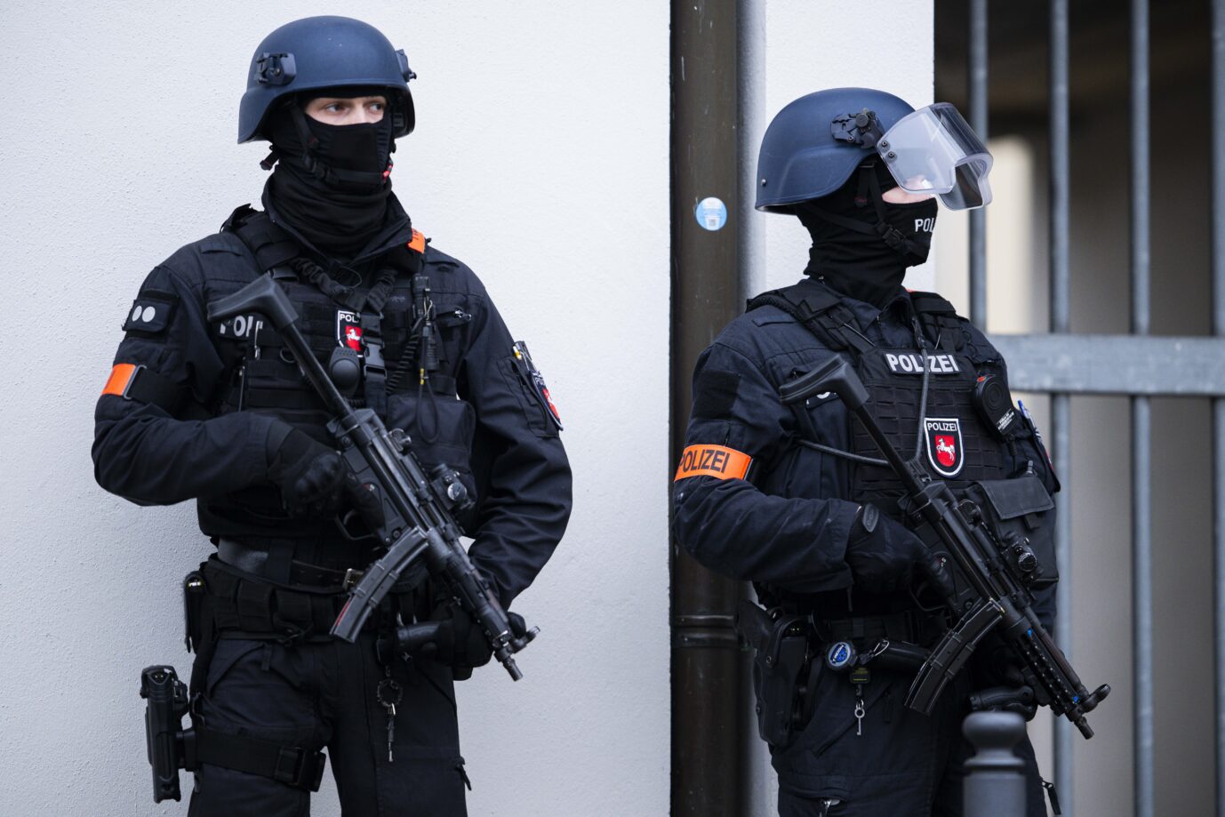 25.03.2024 - 1. Prozesstag gegen Daniela Klette. Der mutmaßlichen RAF-Terroristin wird versuchter Mord und die Beteiligung an bewaffneten Raubüberfällen vorgeworfen, die vor dem Landgericht Verden im Oberlandesgericht Celle in Niedersachsen verhandelt wird. Im Bild: Vermummte Einsatzkräfte der Polizei sichern das Gerichtsgebäude ab. In Stade kam es zu Gewalt. Foto: Noah Wedel