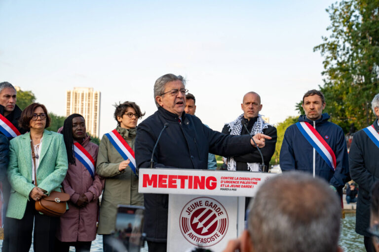 Vor einem Podium steht der Präsidentschaftskandidat der linksextremen Partei La France insoumise, Jean-Luc Mélenchon und spricht – es könnte eine Szene aus Aurélien Bellangers neuem Buch sein