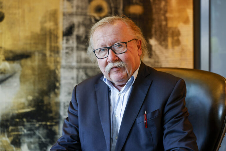 Der Philosoph Peter Sloterdijk schaut in die Kamera und hat einen ergrauten Schnurrbart