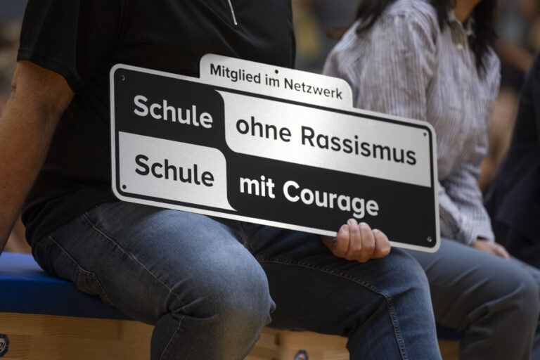 Ein Schild „Schule ohne Rassismus“