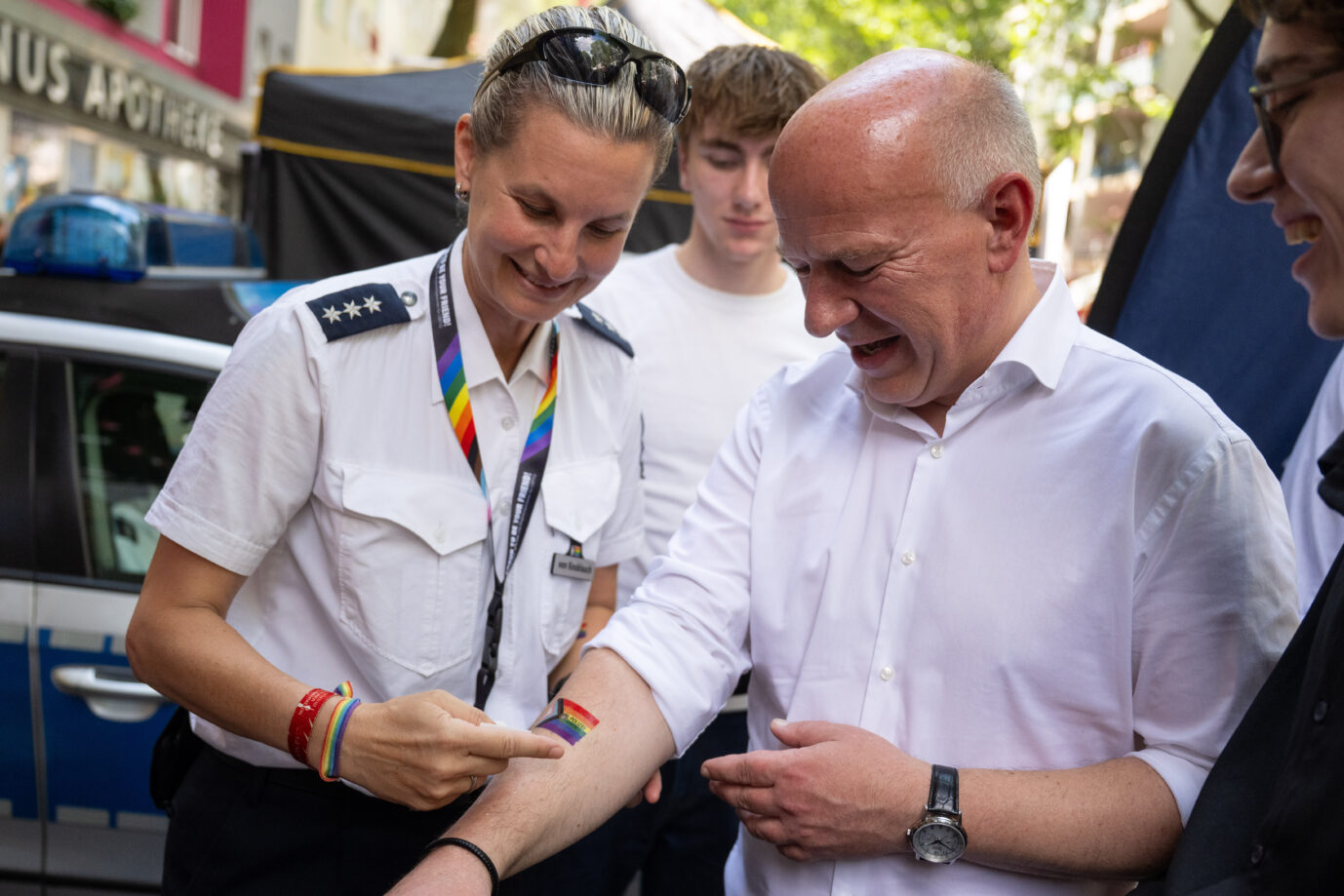 Tätowiert und künftig auch für Polizeibeamte erlaubt? Berlins Regierender Bürgermeister Kai Wegner (CDU) lässt sich von einer Polizistin ein abwaschbares LGBTQI-Tattoo auf den Unterarm machen.