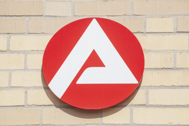 Die Kosten für einen internen Kreativraum explodierten. Das Jobcenter in Bremen kommt einfach nicht aus dem Schlagzeilen. Symbolbild: picture alliance / imageBROKER | Torsten Krüger
