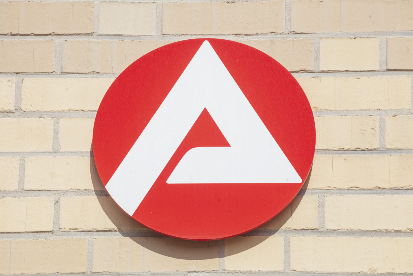 Die Kosten für einen internen Kreativraum explodierten. Das Jobcenter in Bremen kommt einfach nicht aus dem Schlagzeilen. Symbolbild: picture alliance / imageBROKER | Torsten Krüger