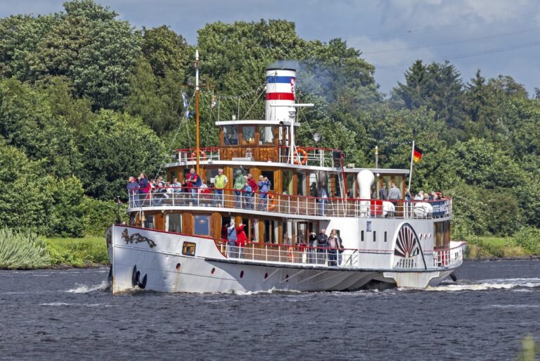 Der historische Sylter Raddampfer „Freya“ bei einer Fahrt über den Nord-Ostsee-Kanal.