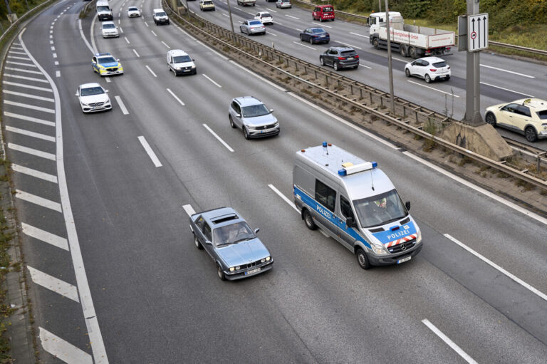 Geschlecht. Eine verdächtige Person trat Steine auf die Fahrbahn der A100. Trotzdem wurde sie von der Polizei freigelassen. Warum? Foto: picture alliance/dpa | Michael Ukas