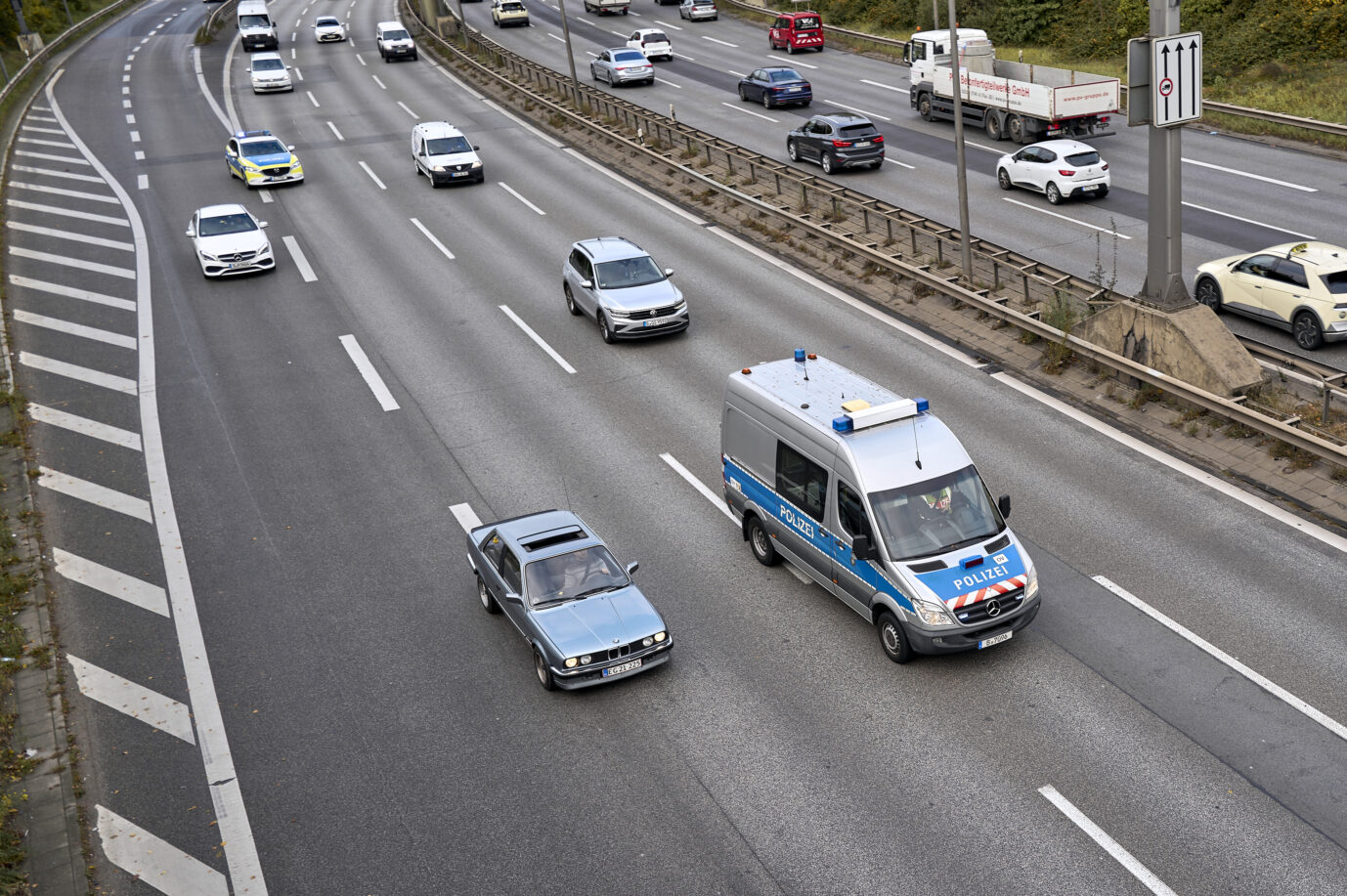 Berlin Steine auf Autobahn getreten: Freigelassen, weil Gesc