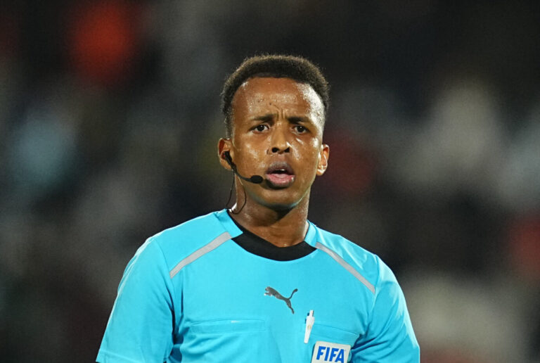 Omar Artan hätte Somalias erster Schiedsrichter bei einer Fußball-WM sein sollen. Doch die US-Einwanderungsbehörde stellte den Afrikaner ins Abseits. Foto: picture alliance / DeFodi Images | Thor Wegner