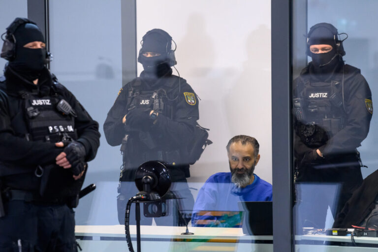 Der Attentäter von Magdeburg sitzt im Gerichtssaal - und wurde jetzt lebenslänglich verurteilt