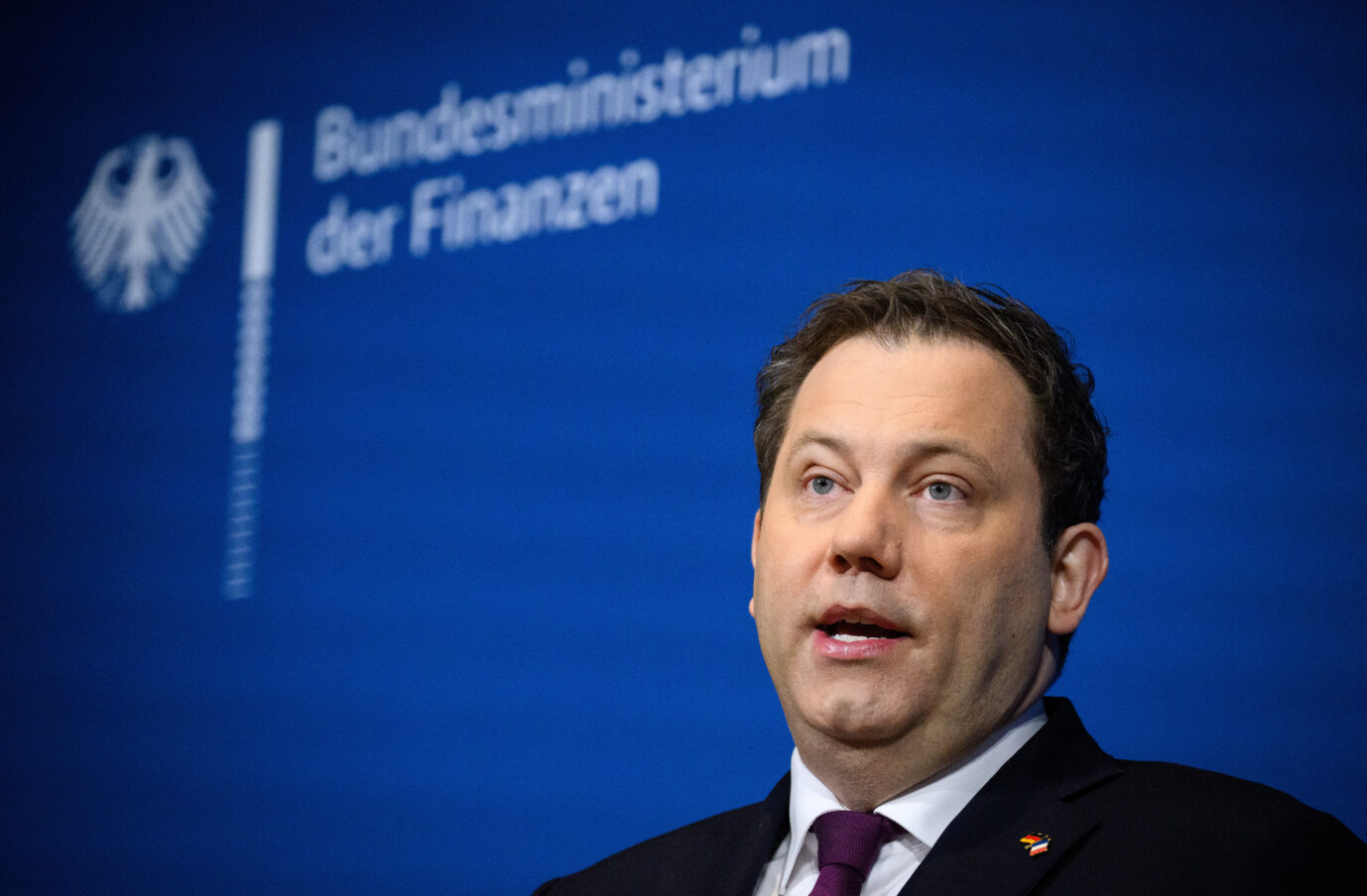 Lars Klingbeil (SPD), Bundesminister der Finanzen, äußert sich bei einer Pressekonferenz mit dem Finanz- und Wirtschaftsminister von Frankreich, Lescure, anlässlich der deutsch-französischen Klausur im Bundesfinanzministerium. Bisher erreichte die Bundesregierung die Ziele des Sondervermögens nicht.