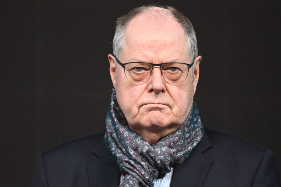 Hält einen neuen Umgang mit der AfD und deren Wähler für unumgänglich: Peer Steinbrück. Foto: Peer Steinbrück warnt vor einem AfD-Verbot und fordert eine neue Debatte über den Umgang mit der Partei. Der frühere SPD-Minister will Gespräche an Bedingungen knüpfen.