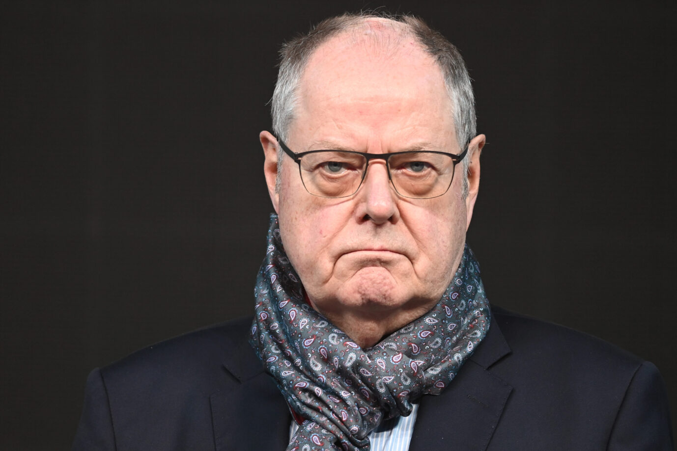 Hält einen neuen Umgang mit der AfD und deren Wähler für unumgänglich: Peer Steinbrück. Foto: Peer Steinbrück warnt vor einem AfD-Verbot und fordert eine neue Debatte über den Umgang mit der Partei. Der frühere SPD-Minister will Gespräche an Bedingungen knüpfen.
