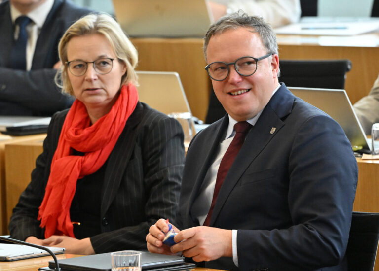 Mario Voigt (CDU), Ministerpräsident von Thüringen, und Katja Wolf (BSW), Finanzministerin und Stellvertretende Ministerpräsidentin von Thüringen, sitzen im Thüringer Landtag. Auf der Tagesordnung steht an diesem Tag ein Misstrauensvotum der AfD-Fraktion gegen den Ministerpräsidenten. Der AfD-Fraktionschef trat dabei selbst als Kandidat für den Posten des Regierungschefs an und scheiterte im Landtag deutlich.