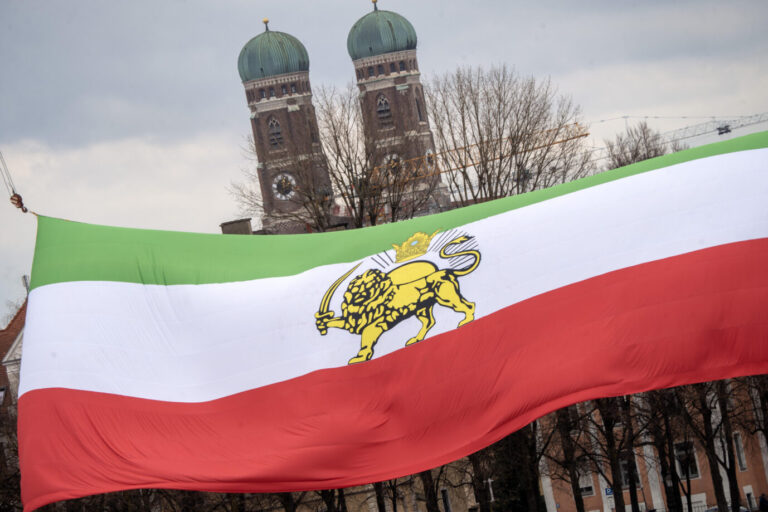 Rund 250.000 Menschen gingen im Februar in München für einen Machtwechsel im Iran auf die Straße: Deutschland darf die Exil-Iraner nicht vergessen. Foto: picture alliance / Wolfgang Maria Weber | Wolfgang Maria Weber