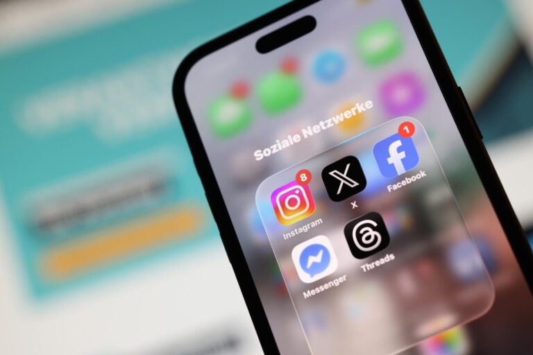 Die CDU hat sich auf dem Parteitag in Stuttgart dafuer (dafür) ausgesprochen, dass (daß) es ein Mindestalter von 14 Jahren fuer (für) soziale Medien geben soll. Die App von Instagram, X, Facebook, Messenger und Threads sind in dem Ordner Soziale Netzwerke auf einem Smartphone Display geoeffnet (geöffnet). Social Media am 22.02.2026 in Siegen/Deutschland. Soziale Netzwerke auf dem Telefon (Symbolbild): Allein in Bayern hat die Landesmedienanstalt 1.663mal Plattformen dazu aufgefordert, Beiträge zu löschen. Foto: picture alliance / Rene Traut Fotografie | Rene Traut
