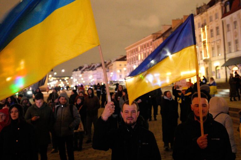 Ukrainische Männer bei einer Demonstration – hier in Polen.