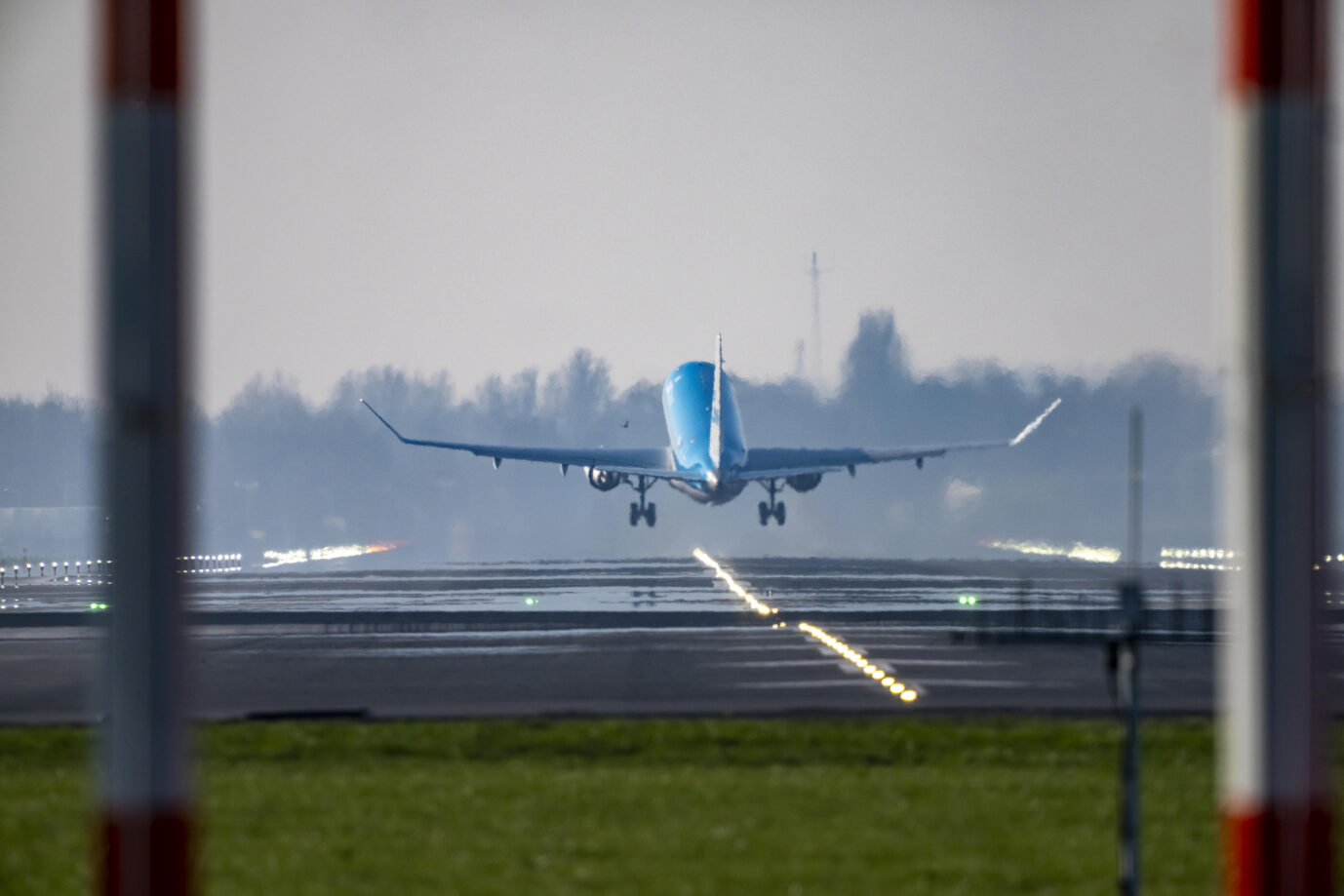 Ein Flugzeug hebt von der Startbahn ab – Symbolbild für eine Abschiebung nach Afghanistan