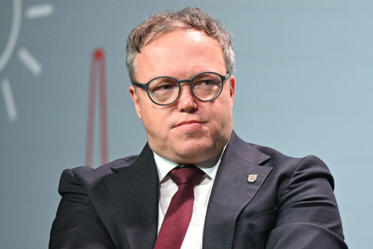 Mit verdruckstem Gesicht sitzt der thüringische Ministerpräsident Mario Voigt (CDU) da – hat er sich doch dabei erwischen lassen, dass seine Texte von KI geschrieben wurden