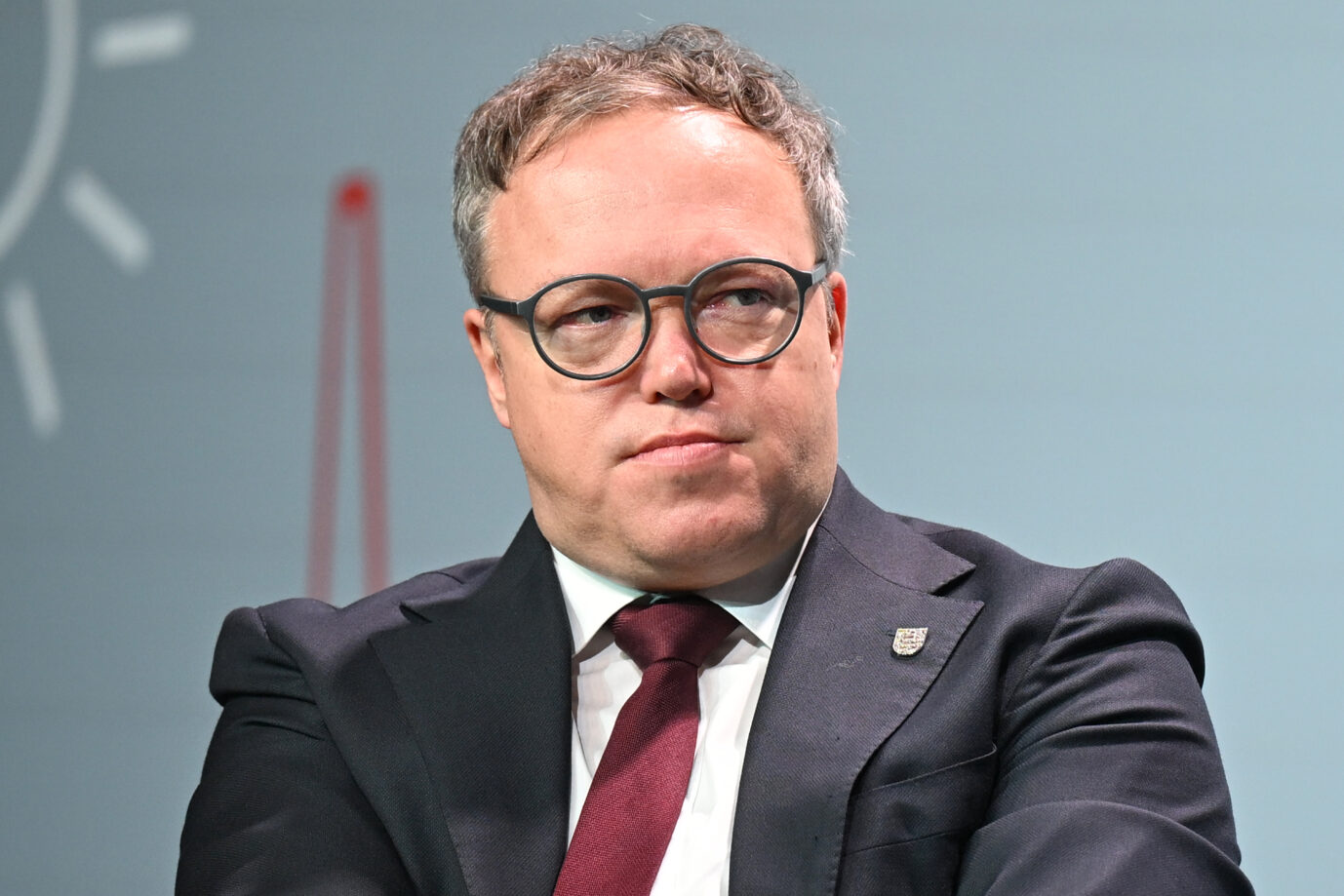 Mit verdruckstem Gesicht sitzt der thüringische Ministerpräsident Mario Voigt (CDU) da – hat er sich doch dabei erwischen lassen, dass seine Texte von KI geschrieben wurden