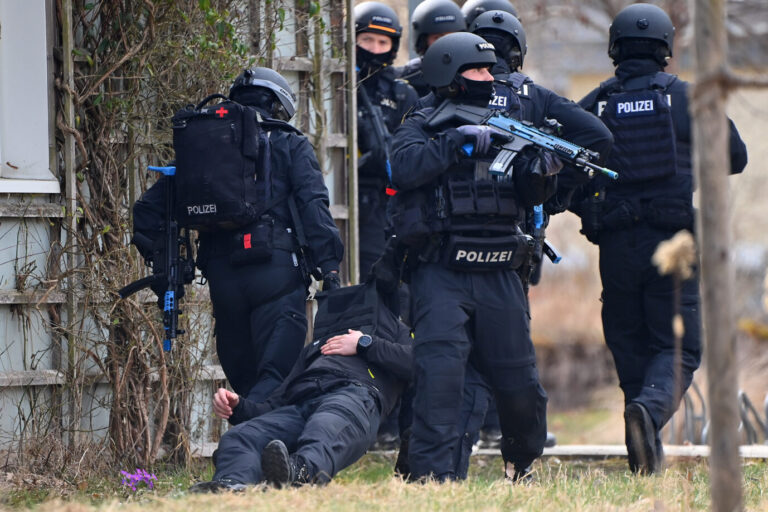 Polizisten im Einsatz (Symbolbild): Die Göttinger Beamten suchen einen flüchtigen Schützen aus dem Clan-Milieu