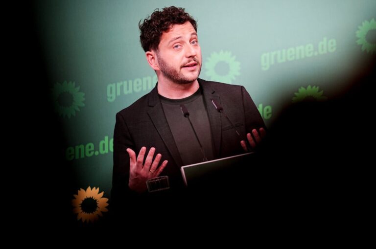 Wegen Steuerhinterziehung im Zwielicht: Grünen-Chef Felix Banaszak.
