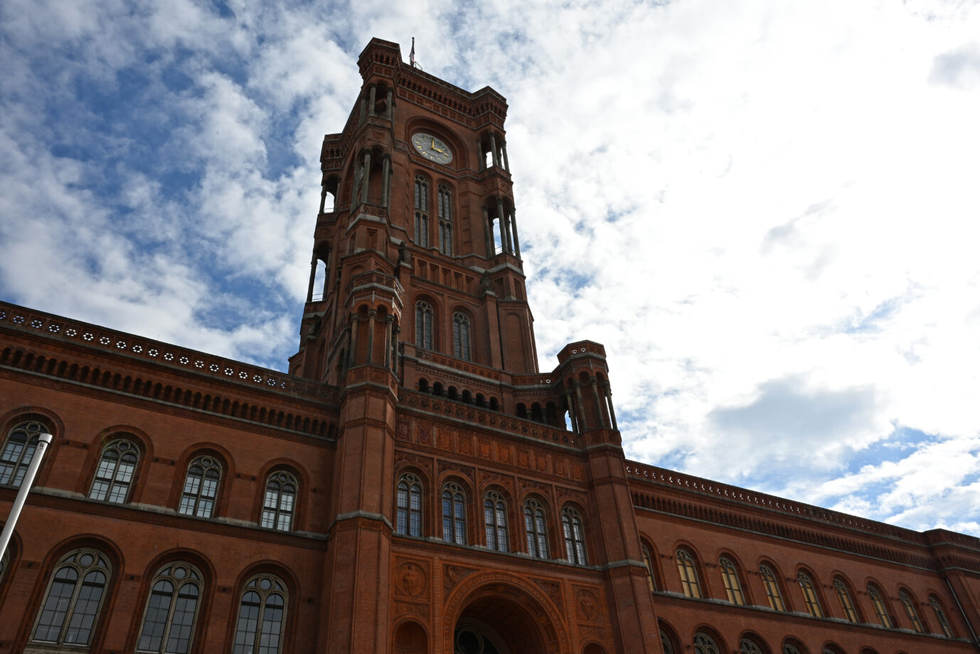 Das Rotes Rathaus steht am Alexanderplatz in Mitte.
