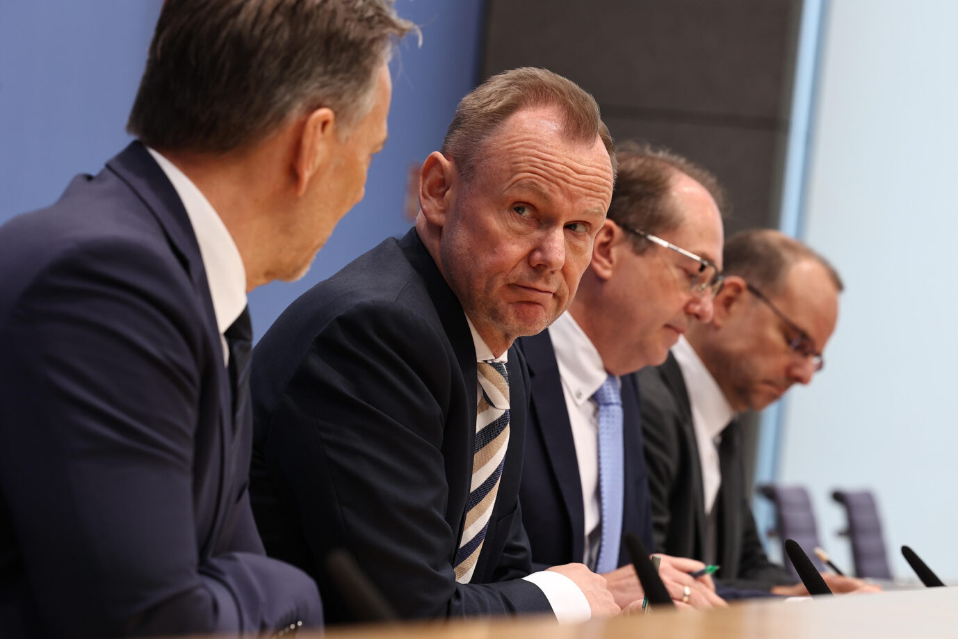 Innenminister Alexander Dobrindt (CSU, 3.v.r.) mit dem Vorsitzenden der Innenministerkonferenz Andy Grote (SPD) und BKA-Präsident Holger Munch (ganz rechts).