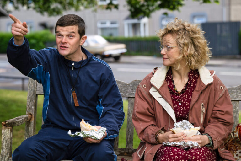 Die beiden Schauspieler Robert Aramayo und Maxine Peake in einer Szene des 2026 erschienenen Films „I swear“ über den „Patienten Null“ der modernen Debatte rund um Tourette: John Davidson. Foto: picture alliance / ASSOCIATED PRESS | Graeme Hunter