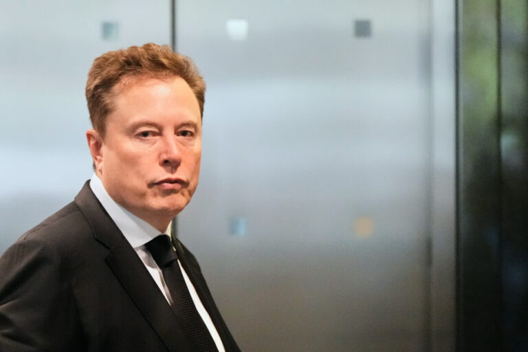 Elon Musk bei einem geschäftlichen Termin in Kalifornien – das ZDF hat jetzt Post von ihm. Foto: picture alliance / ASSOCIATED PRESS | Godofredo A. Vásquez