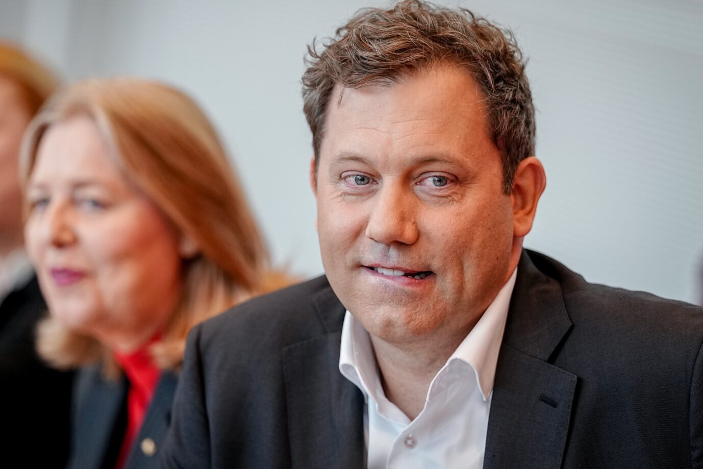 Die SPD-Vorsitzenden Lars Klingbeil und Bärbel Bas wollen mehr Urlaub durchsetzen.