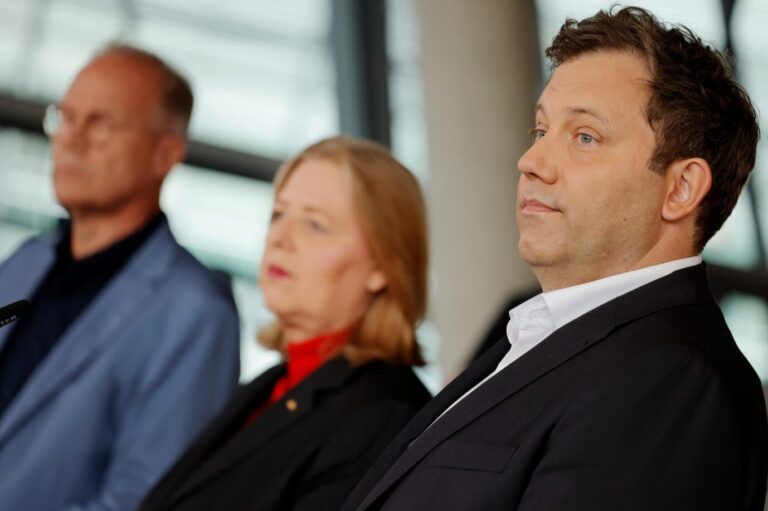 Der Untergang: SPD-Bundestagsfraktionschef Matthias Miersch mit den SPD-Parteivorsitzenden Bärbel Bas und Lars Klingbeil (v.l.n.r.).