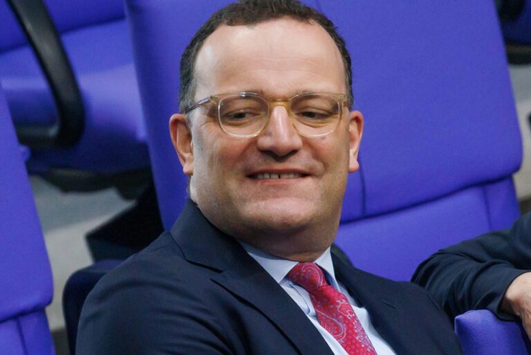 Über den Milliarden-Schaden, den er als Gesundheitsminister verursacht hat, kann Jens Spahn nur grinsen. Als Unions-Fraktionschef ist er mächtiger denn je.
