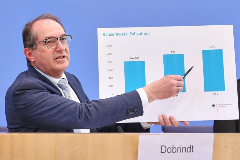 Bundesminister des Innern, Alexander Dobrindt (CSU) sitzt und zeigt mit einem Kugelschreiber auf ein Balkendiagram, während einer Pressekonferenz über Cybersicherheit