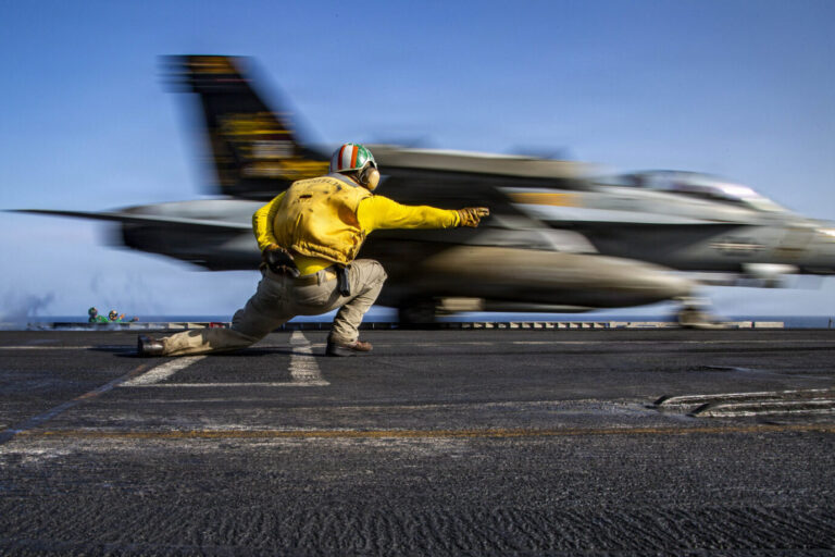 Nach einem iranischen Angriff auf ein Frachtschiff schlugen die USA zurück. Symbolbild: picture alliance / ZUMAPRESS.com | Us Navy/U.S. Navy