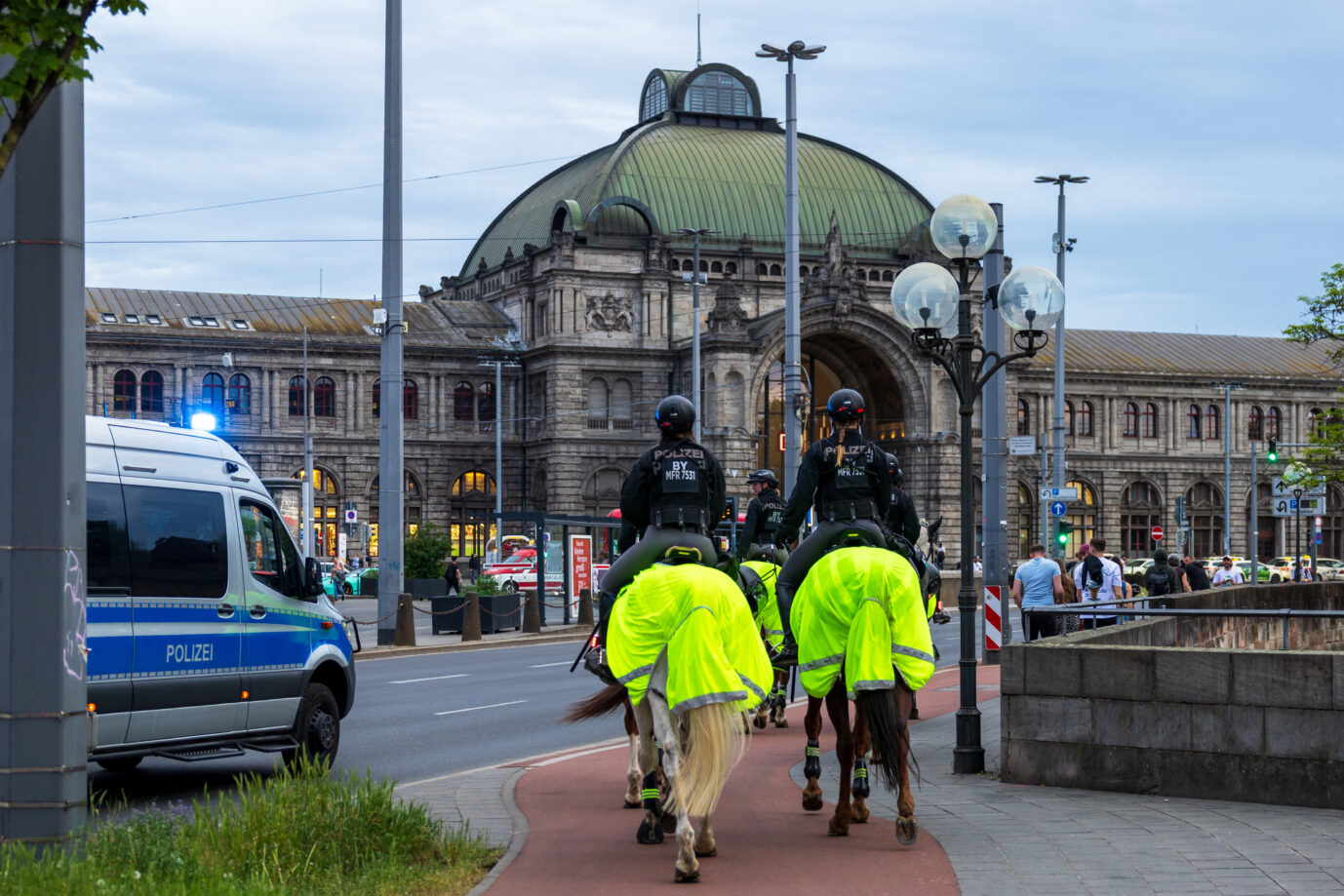 Immer mehr Details kommen ans Licht, immer mehr Verdächtige in Haft. Nach Missbrauchsverdacht am Nürnberger Bahnhof klickten für zwei Syrer die Handschellen. Symbolbild: picture alliance / Eibner-Pressefoto | Eibner-Pressefoto/Ardan Fuessman