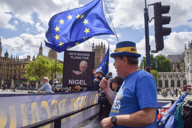 EU-Flaggen wehen in London, es protestieren Gegner des Brexit